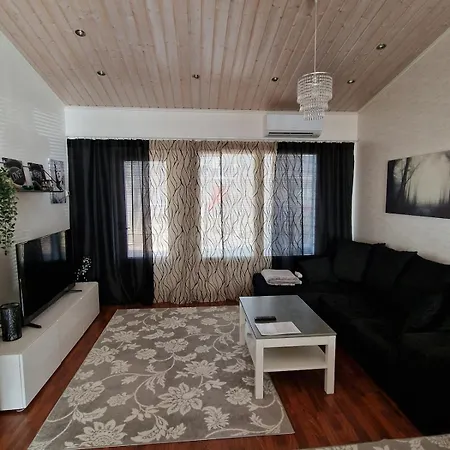 Helmi Villa, Ilmainen Pysaekoeinti Autokatoksessa, Wi-fi, Sauna, Oma Etu- Ja Takapiha, Esteetoen Paeaesy, Huippu Sijainti Vuokatissa, Vuodepaikat 4-6 Henkiloelle * Vuokatti